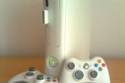 prodám xbox 360 arcade edition s hdmi kabel+ 10 her + 2ovlad